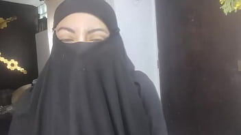 Real Horny Amateur Arab Wife Squirting On Her Niqab Masturbates While Husband Praying HIJAB PORN